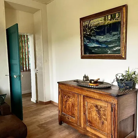 Le Clos Des Laurons فندق مبيت وإفطار *